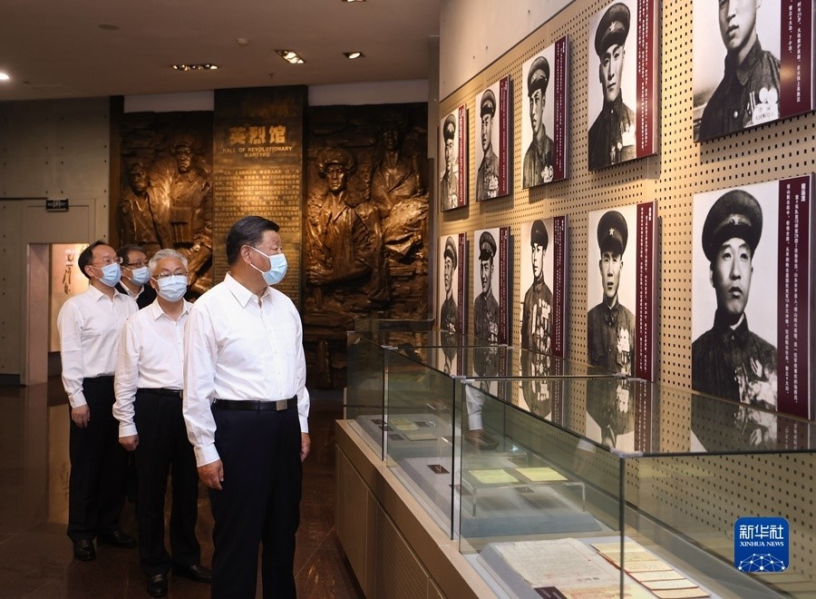 习近平参观辽沈战役纪念馆.jpg